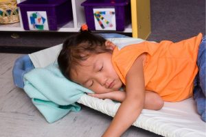 Bebé durmiendo en la guardería durante la siesta – Guía práctica para adaptar siestas a la guardería