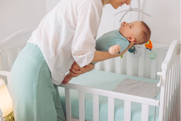 Mamá ayudando a su bebé a adaptar las siestas antes de empezar la guardería